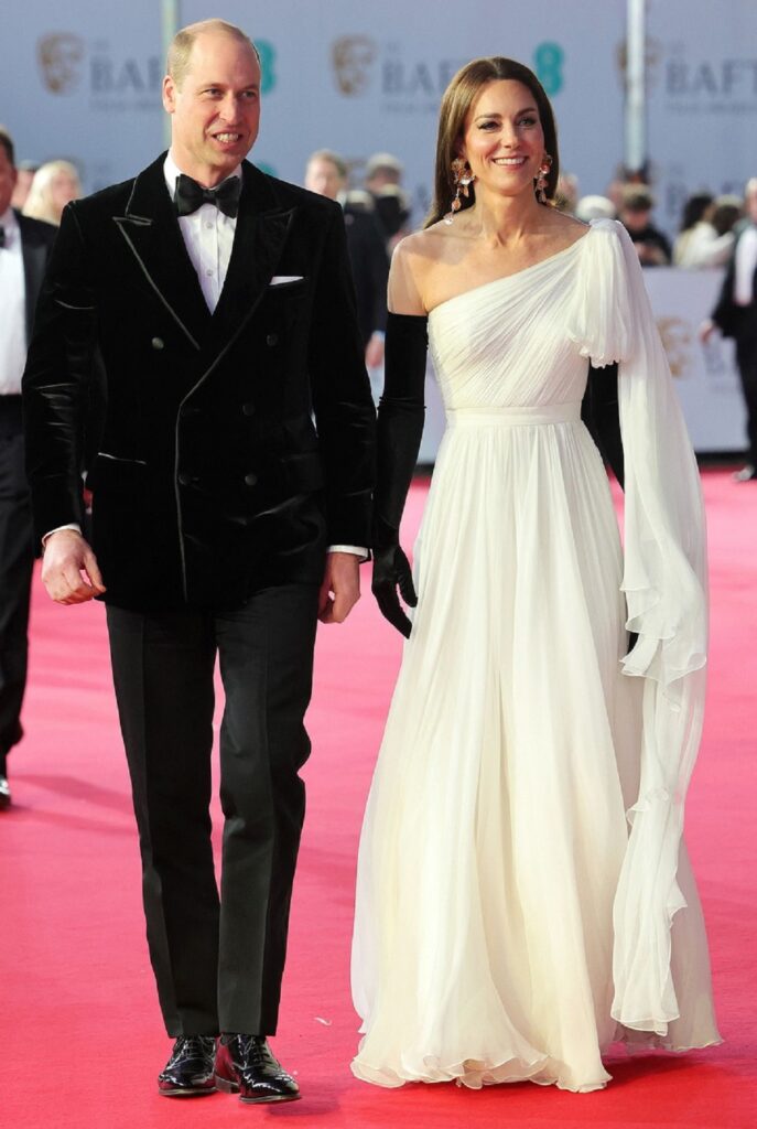 Prințul William la costum negru alături de Prințesa Kate într-o rochie albă în timp ce participă la Premiile BAFTA 2023