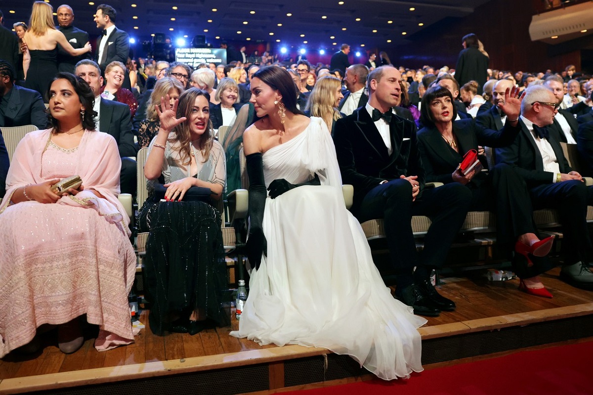 Kate Middleton alături de soțul său, Prințul William, în timp ce privesc tributul pentru Regina Elisabeta la Premiile BAFTA 2023