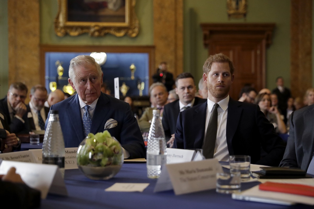 Regele Charles alături de Prințul Harry la o masă din Londra