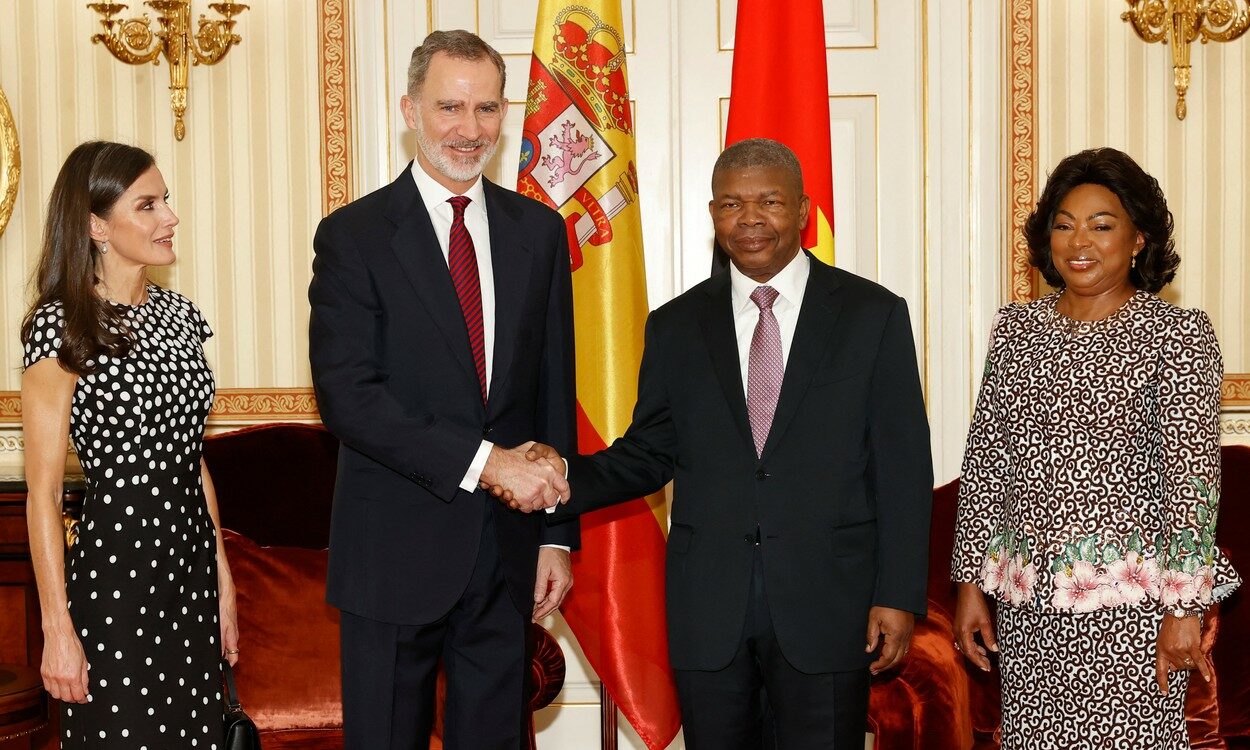 Regele Felipe dă mâna cu Președintele Angolei, în compania soțiilor