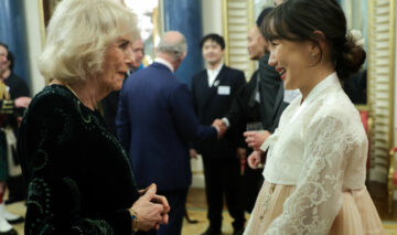 Regina Camilla, într-o rochie din catifea, la o recepție de la Palatul Buckingham