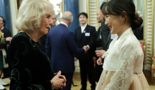 Regina Camilla a purtat o rochie din catifea la o recepție de la Palatul Buckingham. Majestatea Sa și-a asortat ținuta cu un colier masiv