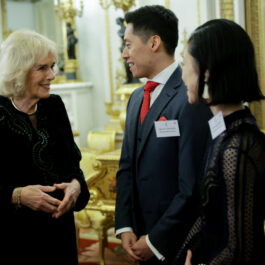 Regina Camilla, de vorbă cu invitații ei la o recepție de la Palatul Buckingham