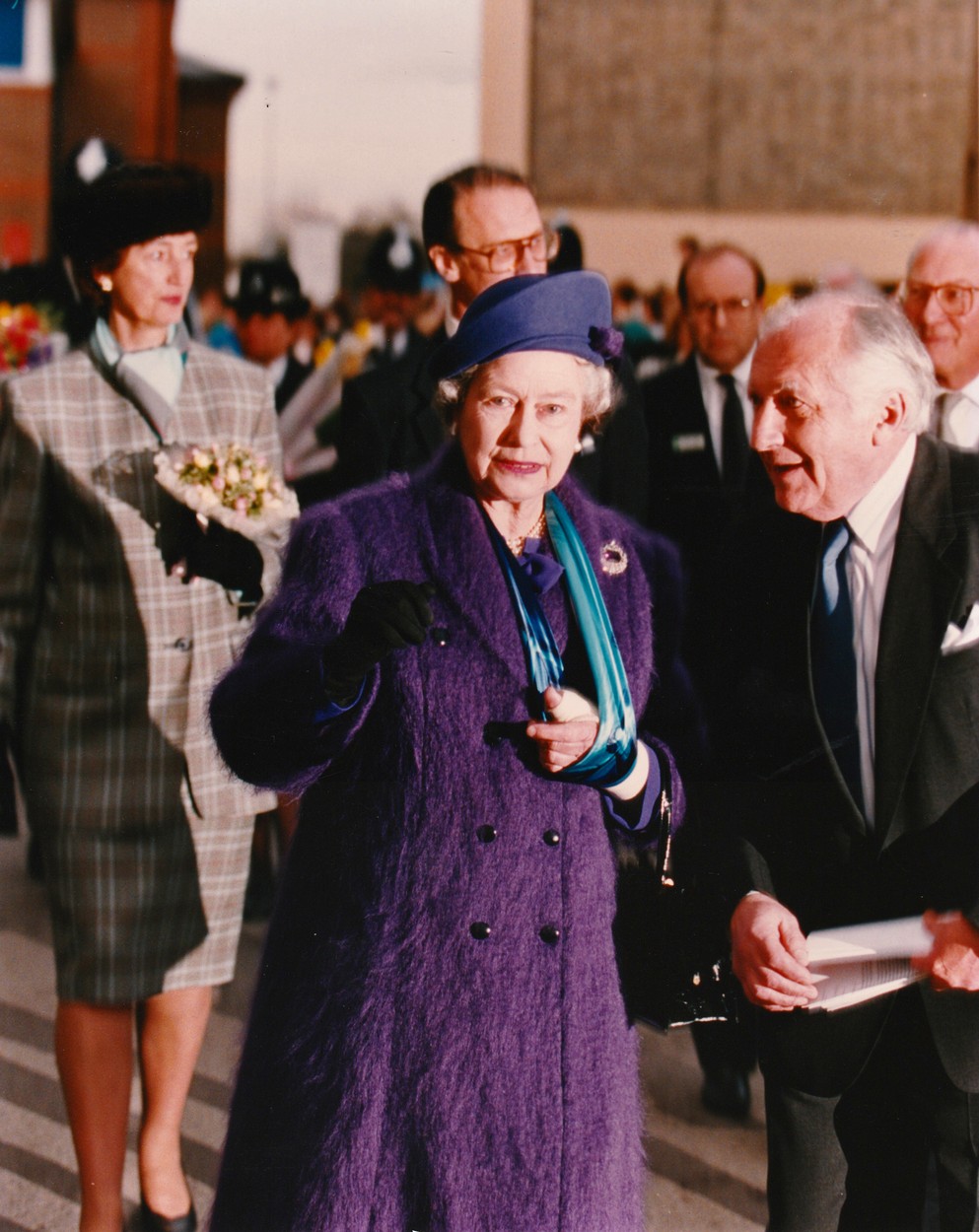 Regina Elisabeta, cu mâna imobilizată într-o eșarfă, la un eveniment