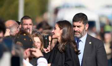 Regina Letizia a purtat o rochie cu model în timp ce a participat la o întâlnire în Alicante. Soția Regelui Felipe s-a întâlnit cu reprezentanții Federației Spaniole de Boli Rare
