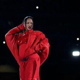 Rihanna pe scena de la Super Bowl 2023 dansează și face un show de zile mari fiind îmbrăcată într-o salopetă roșie ce îi scoate în evidență burtica de gravidă