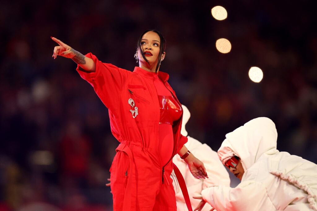 Rihanna într-o ținută roșie pe scenă la Super Bowl 2023