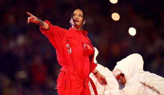 Rihanna a purtat o ținută all white. Cântăreața a luat cina alături de prieteni în Santa Monica
