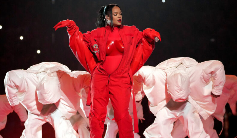 Rihanna, într-o salopetă roșie, pe scena Super Bowl 2023
