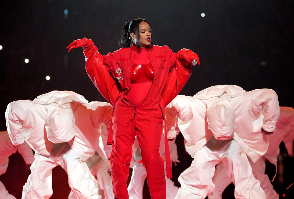 Rihanna, într-o salopetă roșie, pe scena Super Bowl 2023