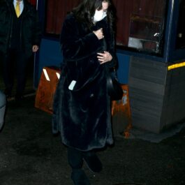 Selena Gomez, la o ieșire în oraș, în haine de culoare neagră