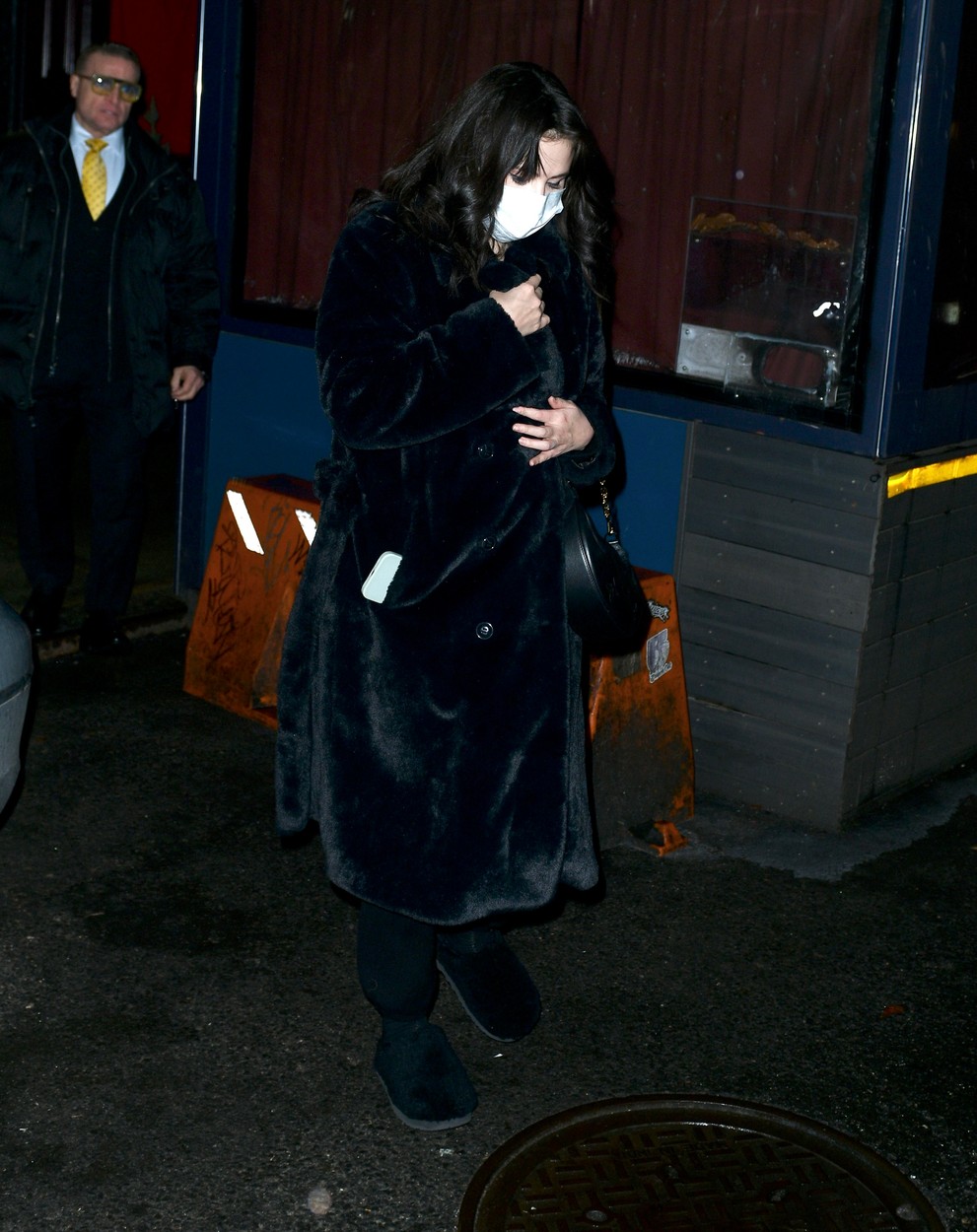 Selena Gomez, la o ieșire în oraș, în haine de culoare neagră