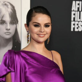 Selena Gomez, într-o rochie mov, pe umăr, la premiera documentarului My Mind and Me