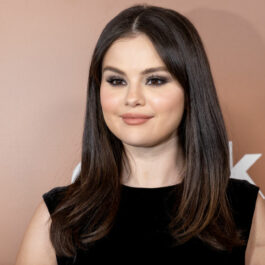 Selena Gomez, într-o rochie neagră, machiată discret, la un eveniment