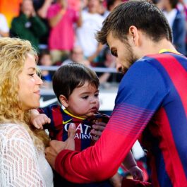 Gerard Pique alături de Shakira și fiul lor Milan la un meci de fotbal din 2013