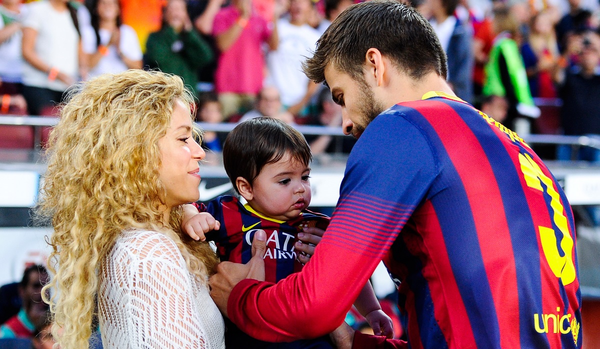 Gerard Pique alături de Shakira și fiul lor Milan la un meci de fotbal din 2013