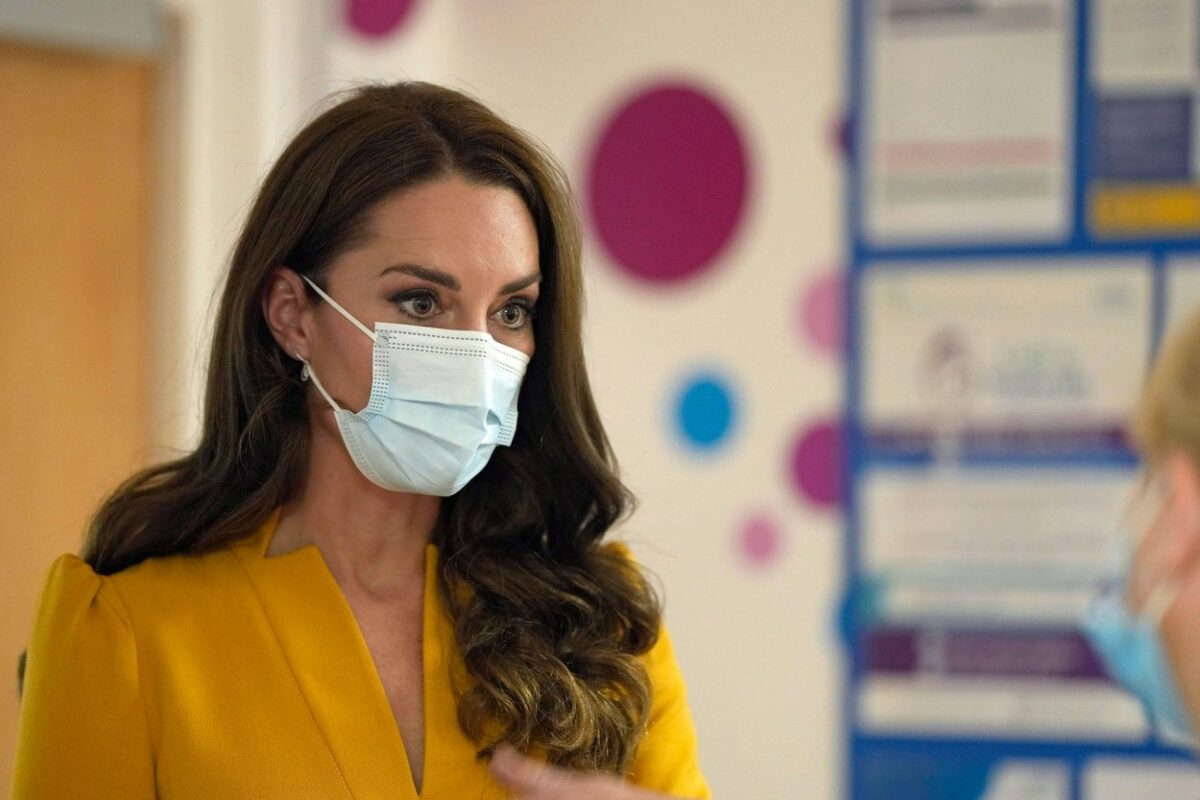 Kate Middleton, cu mască pe față, în timpul unei vizite într-un spital