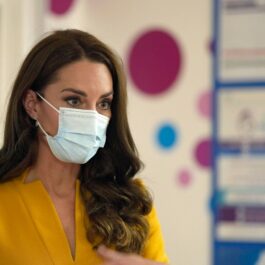 Kate Middleton, cu mască pe față, în timpul unei vizite într-un spital
