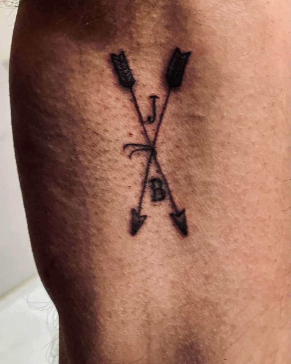 Tatuajul cu două săgeți, inițialele lui Jennifer și Ben Affleck, pe corpul actorului, realizat de Ziua Îndrăgostiților