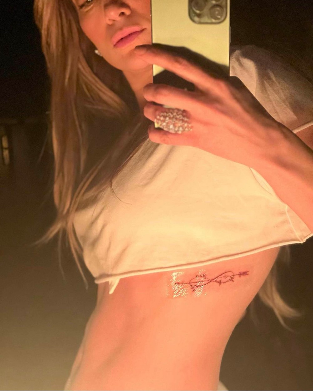 Jennifer Lopez și-a pozat tatuajul pe care l-a făcut de Ziua Îndrăgostițior pentru Ben Affleck
