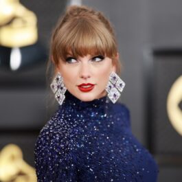 Taylor Swift într-o fotografie portret pe cvorul roșu de la Premiile Grammy 2023