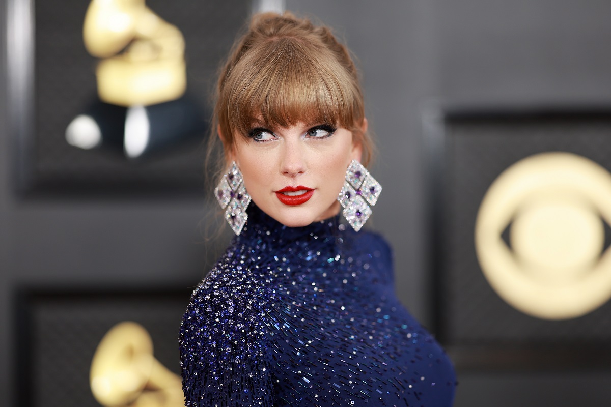 Taylor Swift într-o fotografie portret pe cvorul roșu de la Premiile Grammy 2023