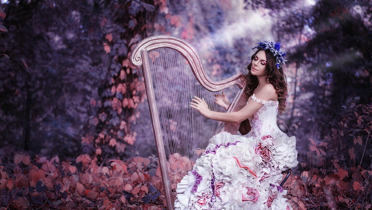 O femeie frumoasă în rochie care cântă la o harpă pentru a lustra una dintre cele trei zodii norcoase în ziua de 19 februarie 2023