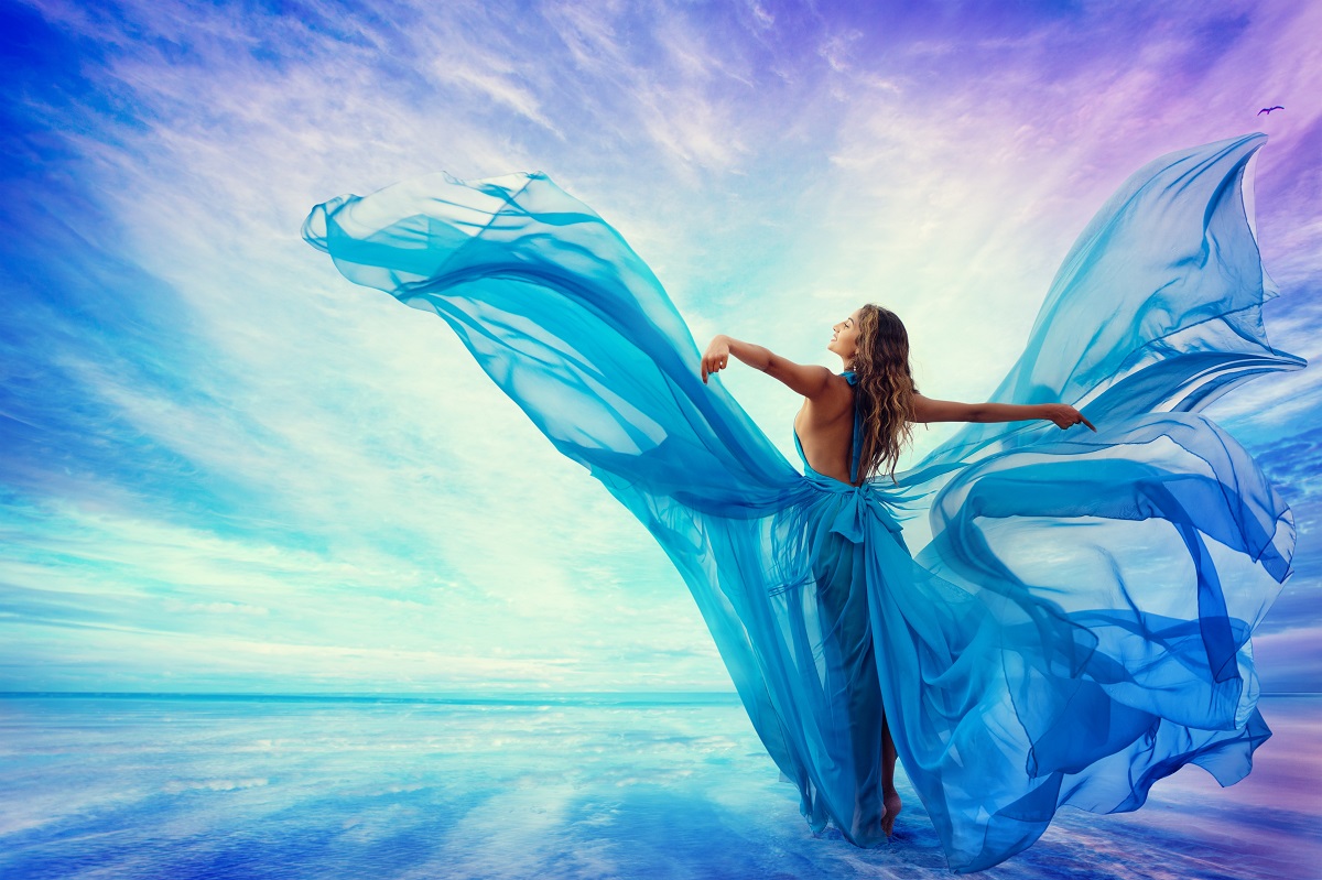 O femeie frumoasă care paortă o rochie albastră pentru a ilustra uan dintre cele trei zodii norocoase în ziua de 26 februarie 2023