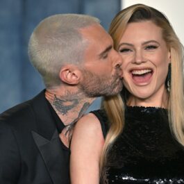 Adam Levine își sărută soția pe obraz la Vanity fair Oscar Party 2023