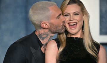 Adam Levine își sărută soția pe obraz la Vanity fair Oscar Party 2023