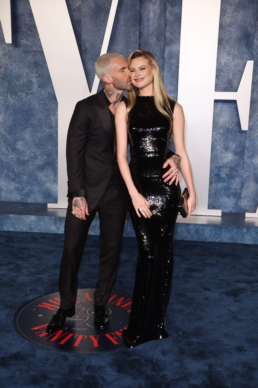 Adam Levine e drăgăstos cu soția sa, la Vanity Fair Oscar Party 2023