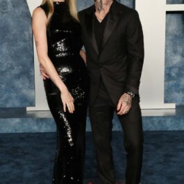 Adam Levine și Behati Prinsloo, îmbrățișați, în negru, la petrecerea Vanity Fair Oscar Party 2023