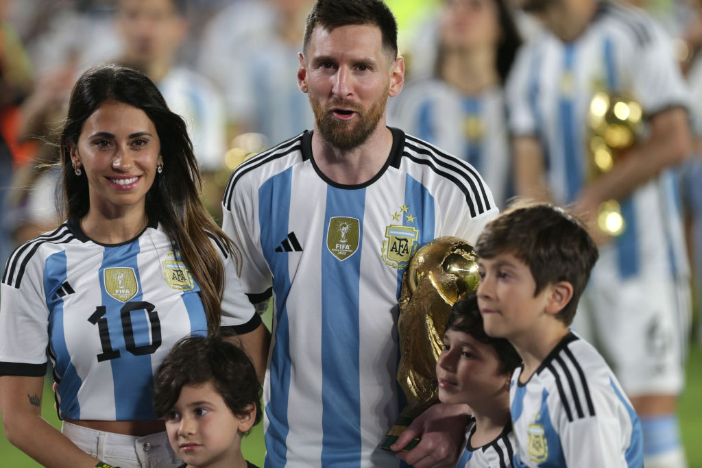 Leo Messi face o poză cu soția și cei trei copii ai lor