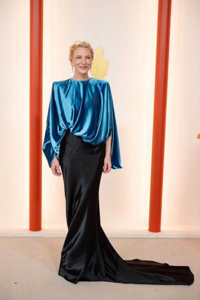 Cate Blanchett a optat pentru o rochie elegantă albastru cu negru la Gala Premiilos Oscar 2023
