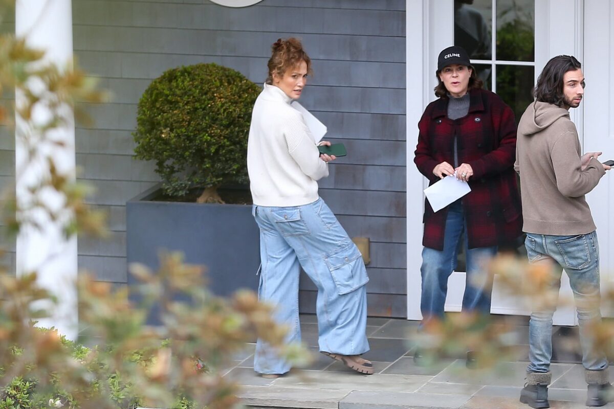 Jennifer Lopez, pe scările unei case, alături de un agent imobiliar
