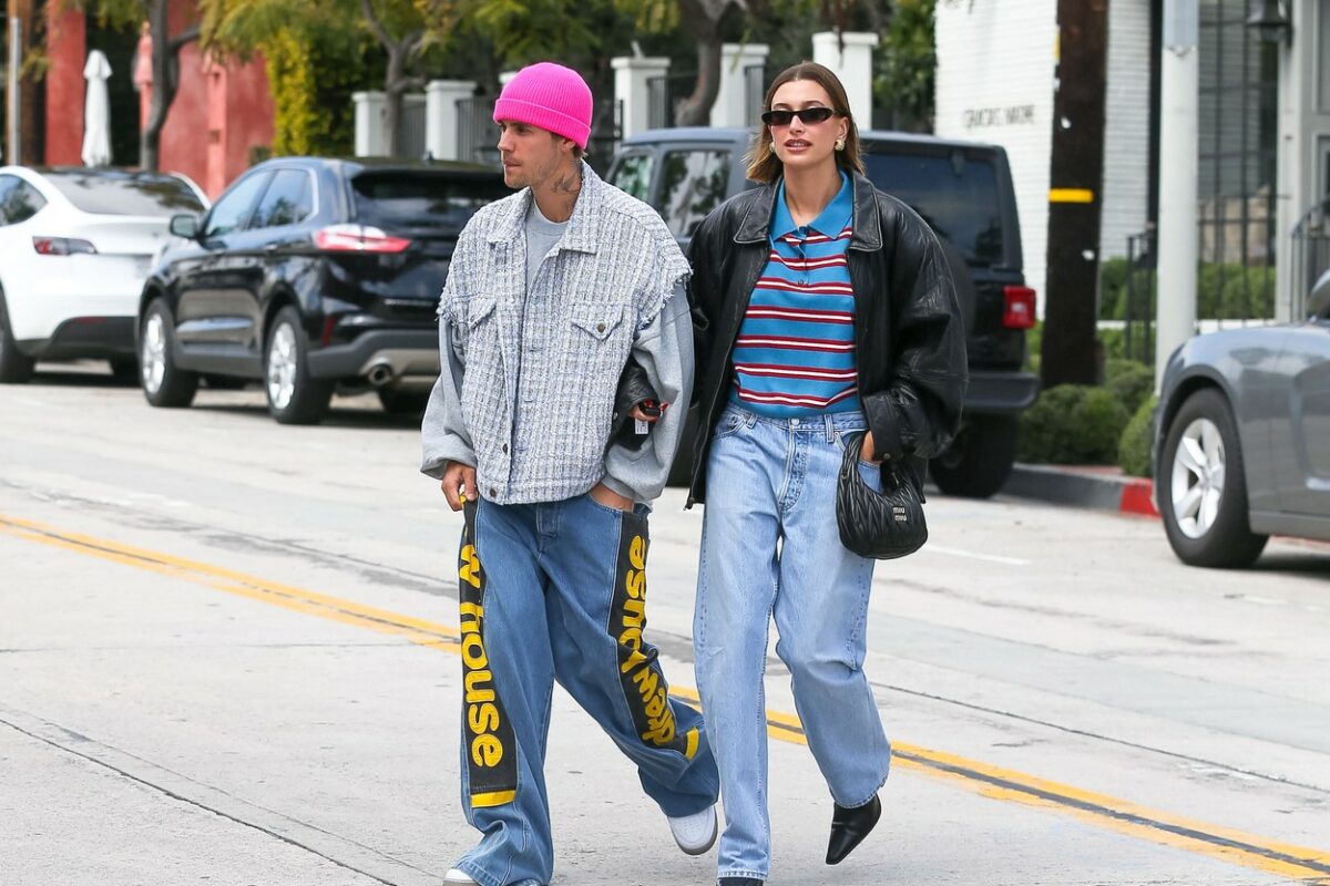 Justin Bieber și Hailey, pe stradă, de mână, în haine lejere