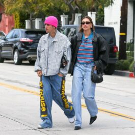 Justin Bieber și Hailey, pe stradă, de mână, în haine lejere