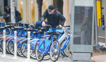 Leonardo DiCaprio se urcă pe bicicletă, în centrul orașului pentru o plimbare