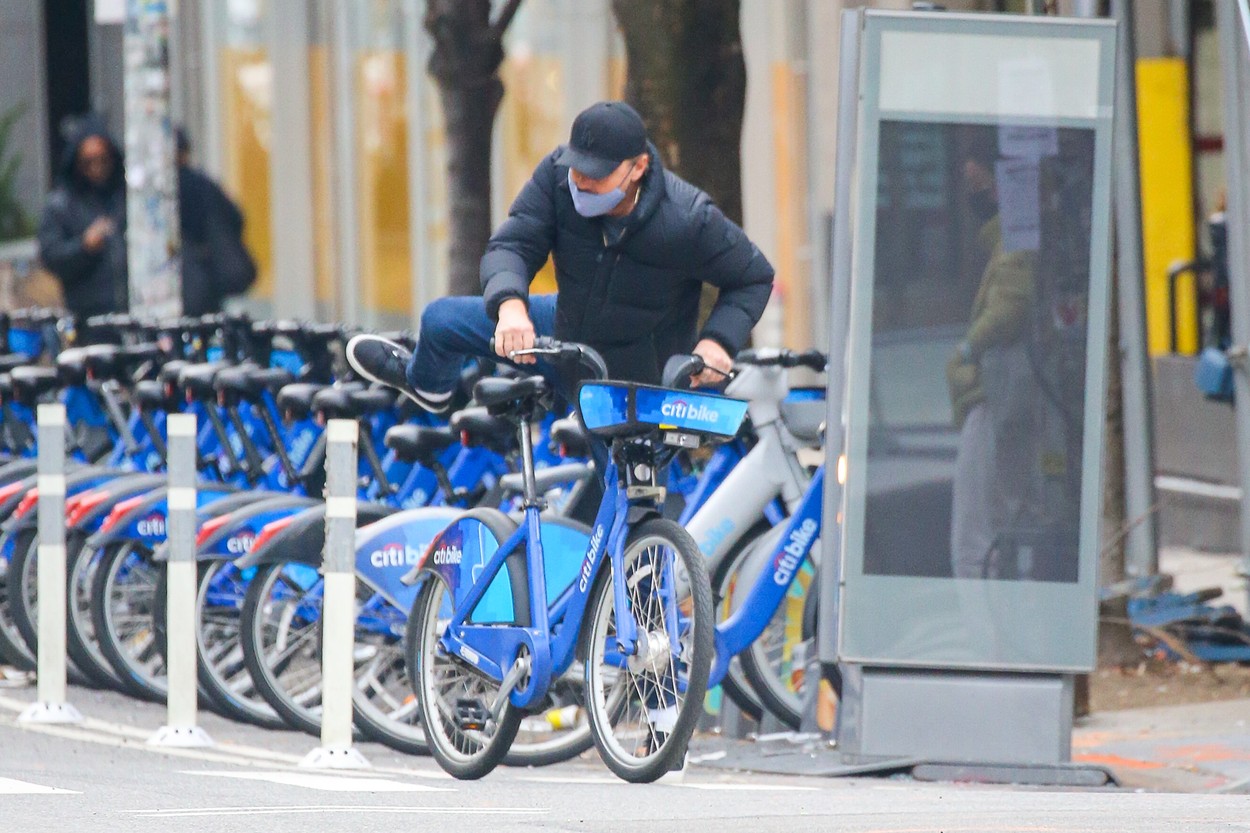 Leonardo DiCaprio se urcă pe bicicletă, în centrul orașului pentru o plimbare