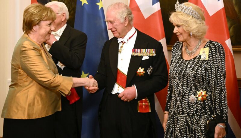 Regina Consort Camilla a purtat colierul cu diamante al Reginei Elisabeta. Majestatea Sa a participat la banchetul de stat din Germania alături de Regele Charles