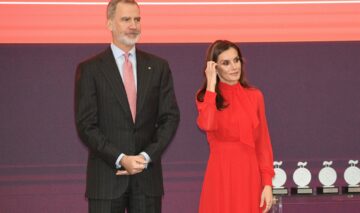 Regina Letizia a Spaniei a purtat o rochie roșie la un eveniment organizat la Palatul Regal El Pardo din Madrid. Majestatea Sa și-a completat ținuta cu pantofi stiletto