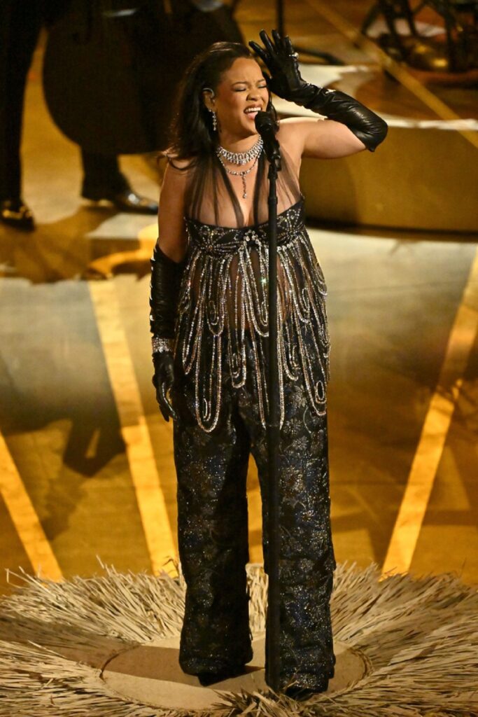 Rihanna într-o ținută din două piese pe scena de la Premiile Oscar 2023
