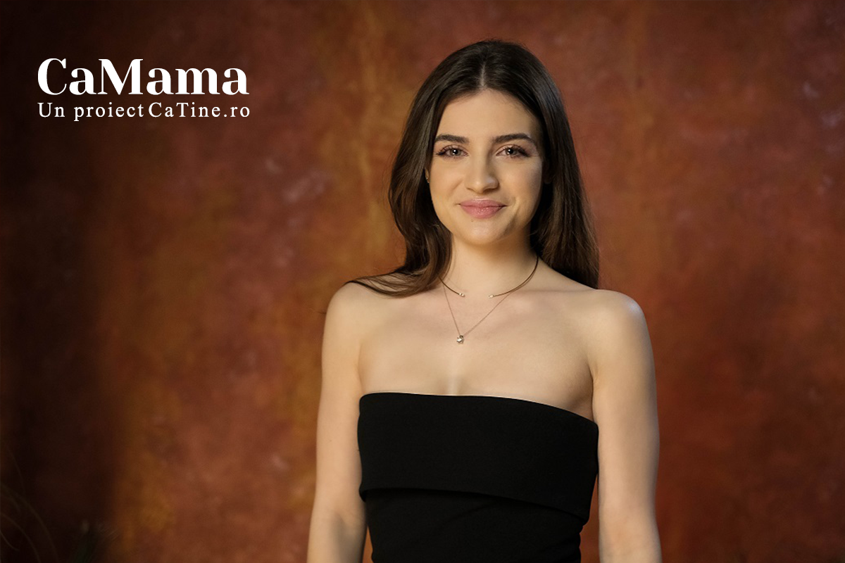 Ana Bodea, într-o bluză neagră, fără umeri, la interviul din campania CaMama