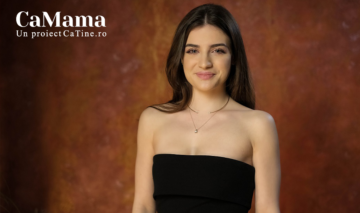Ana Bodea, într-o bluză neagră, fără umeri, la interviul din campania CaMama