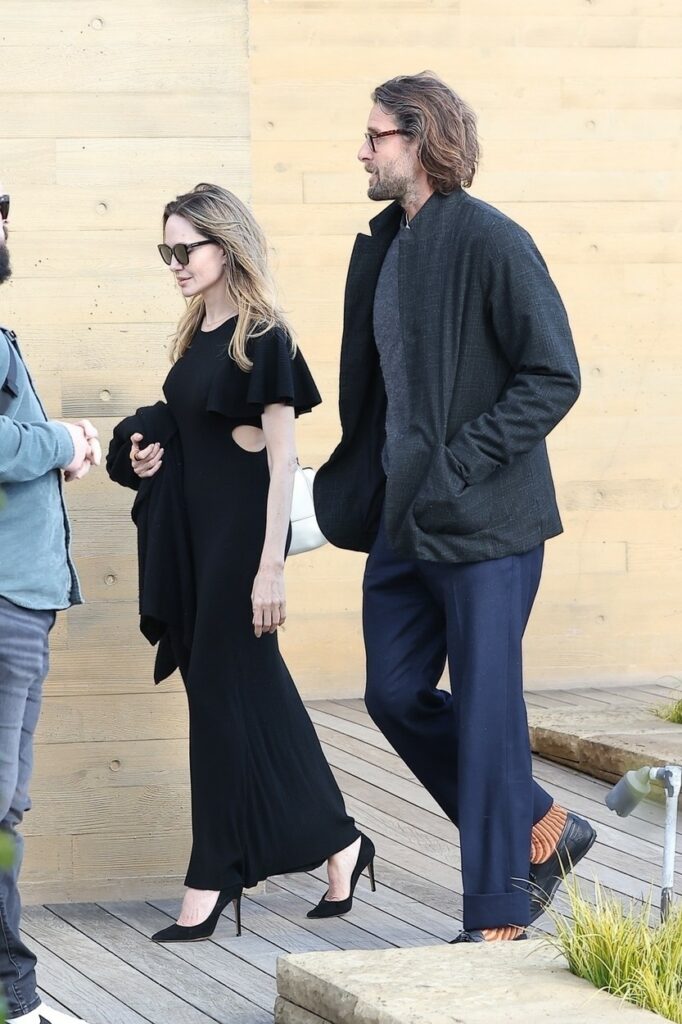 Angelina Jolie și David Mayer, la ieșirea dintr-un restaurant, stând de vorbă