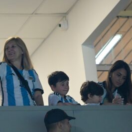 Antonela Rocuzzo, în tribune, la meciul Buenos Aires - Panama, alături de cei trei copii ai ei