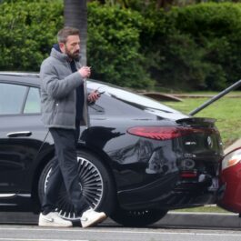 Ben Affleck, lângă mașină, într-o parcare