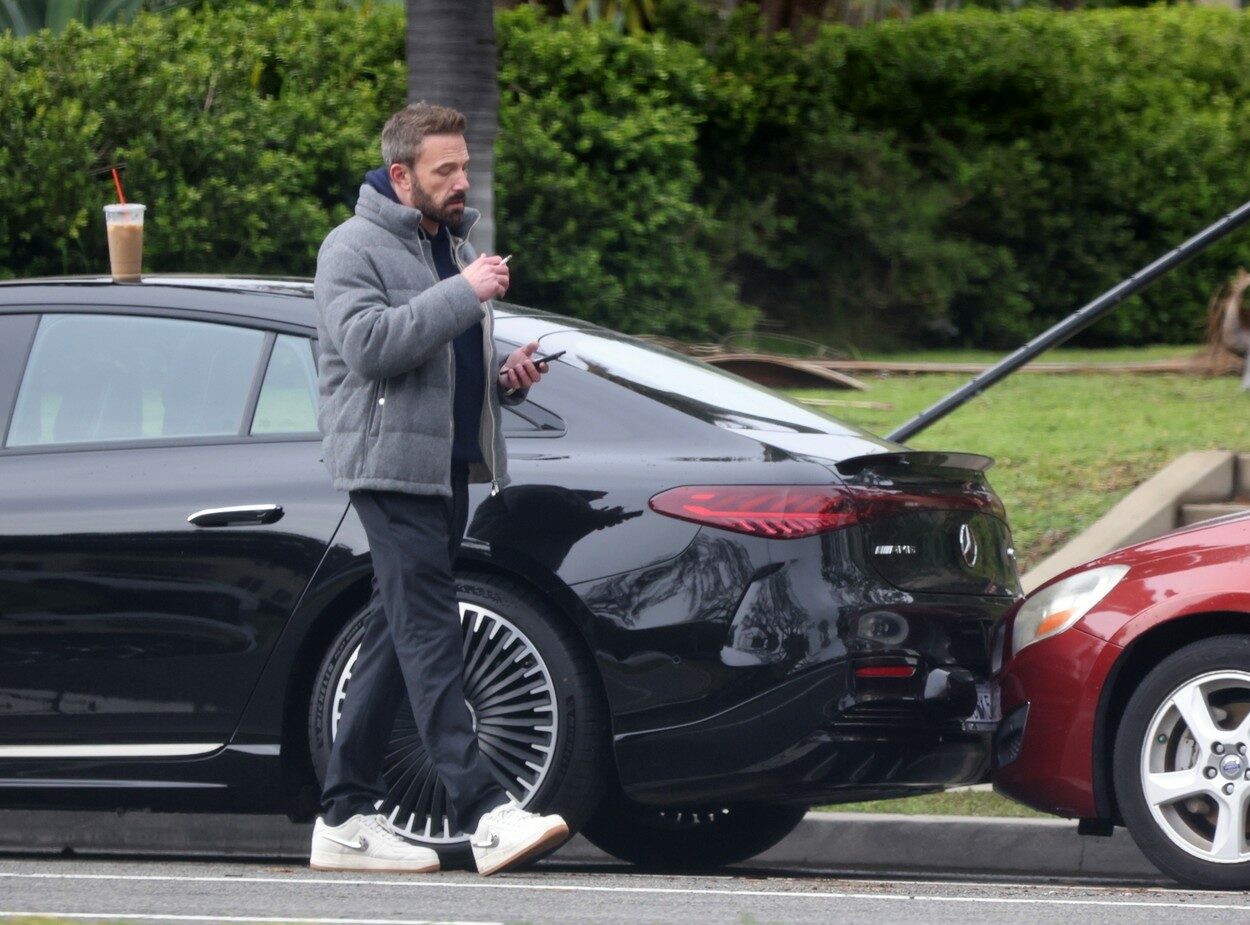 Ben Affleck, lângă mașină, într-o parcare