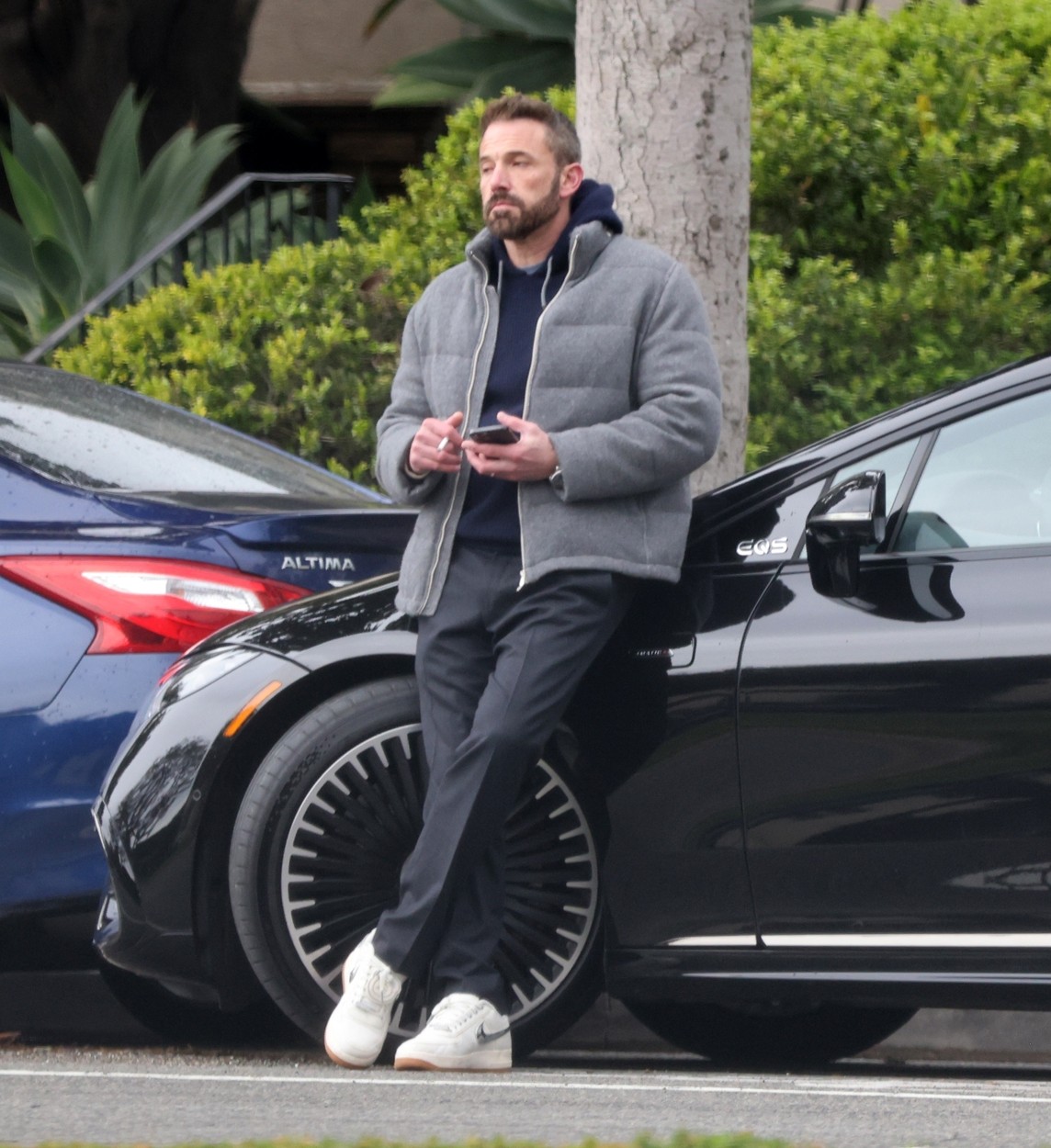 Ben Affleck, lângă mașină, cu telefonul în mână