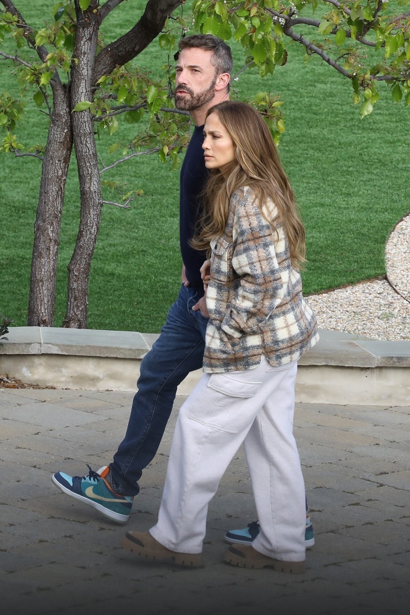 JLo și Ben Affleck, în haine casual, în timp ce se plimbă prin curtea unei case